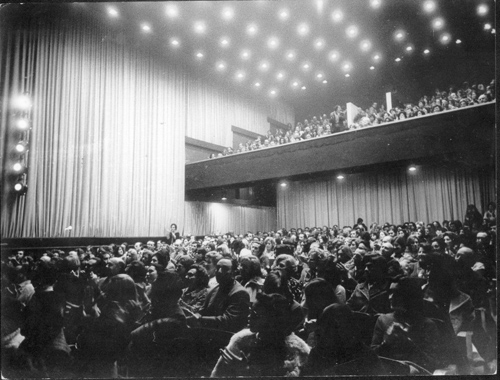 El Cine Teatro Diagonal en sus tiempos inaugurales. En la cartelera, Mercedes Sosa.