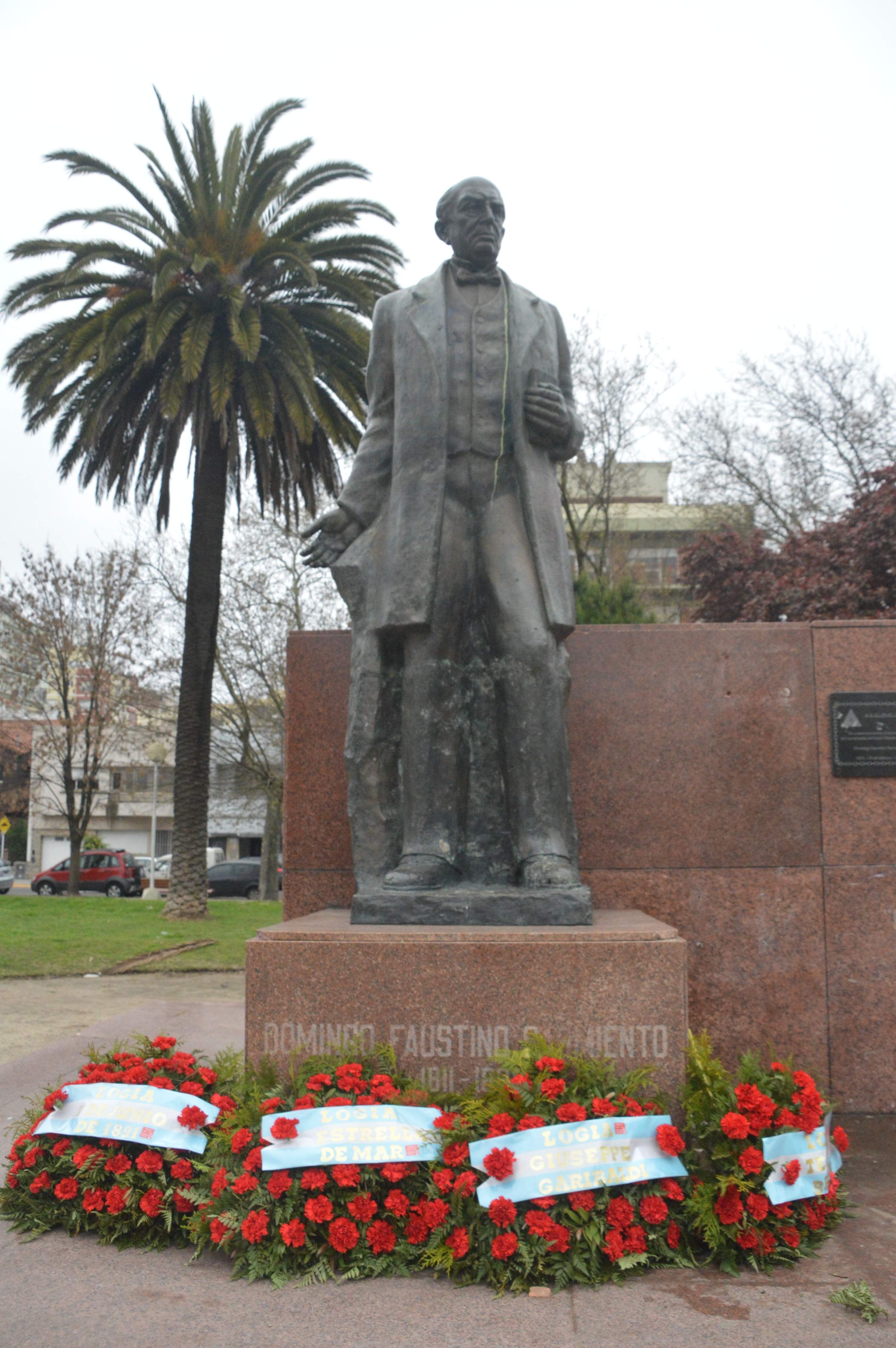 El monumento a Sarmiento, que ayer cumplía 50 años, no luce ofrendas florales del municipio ni de ninguna otra autoridad local.