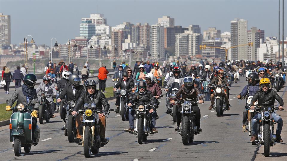 Más de 150 participantes le pusieron color a la etapa local de la carrera Distinguished Gentleman's Ride (DGR) en Mar del Plata. (Foto Mauro Rizzi, diario La Nación). 
