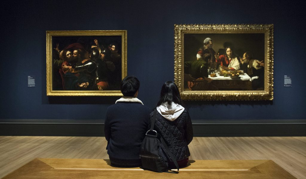 Dos visitantes observan dos obras de Caravaggio que forman parte de la exposición "Beyond Caravaggio" en la National Gallery. Foto: EFE/Will Oliver.