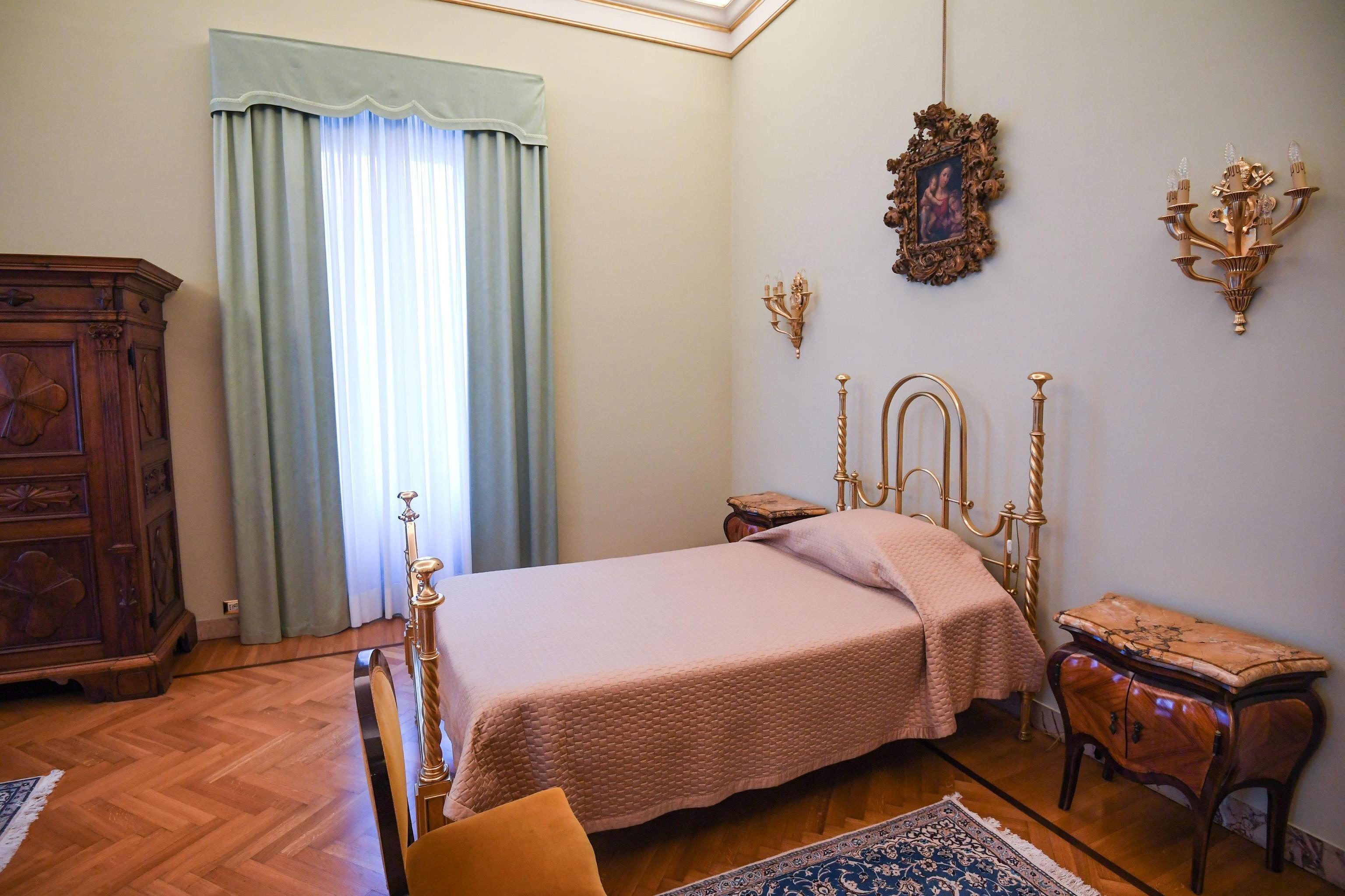 Vista del dormitorio del Papa en el Palacio Apostólico de Castel Gandolfo. Foto: EFE/Alessandro Di Meo.