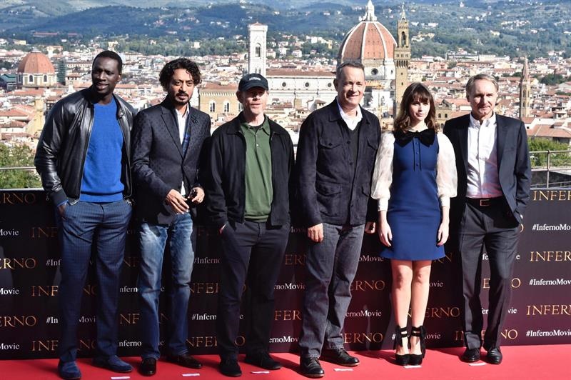 Omar Sy, Irrfan Khan, Ron Howard, Tom Hanks, Felicity Jones y Dan Brown posan para la prensa durante la presentación de "Inferno" en Belvedere Fort, Florencia. Foto: EFE.