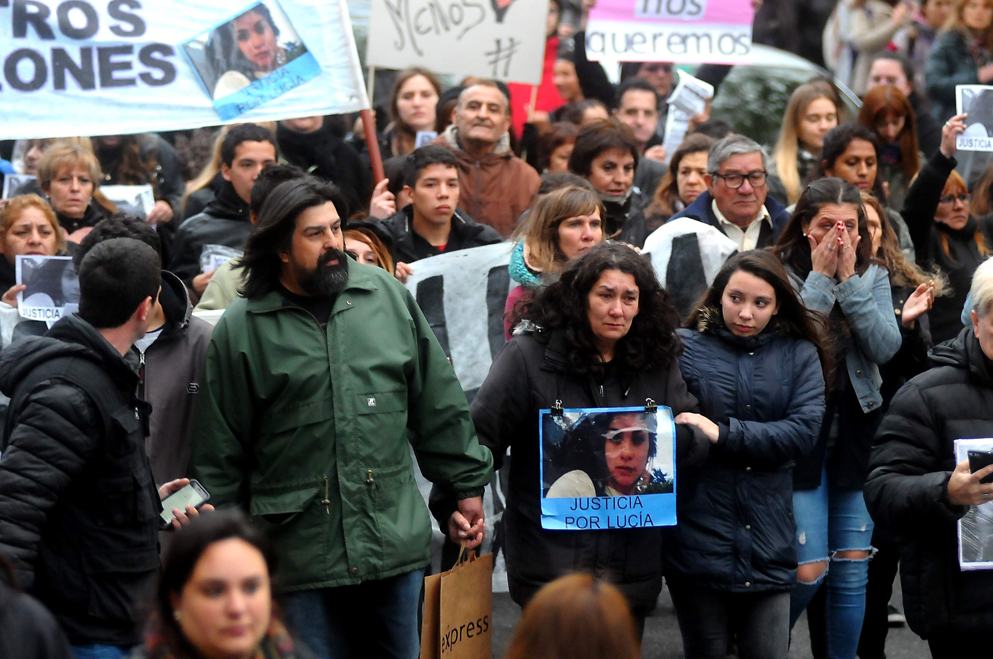  Los padres de Lucía, la adolescente brutalmente asesinada en Mar del Plata, durante la marcha que se replicó en toda la Argentina y en otros países.