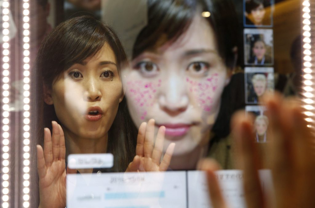 El espejo interactivo de Panasonic muestra el estado de la piel de una mujer. Foto: EFE/Yuya Shino