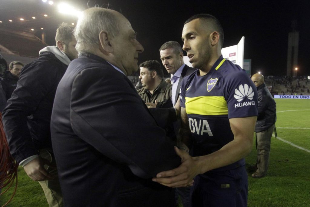  El intendente Carlos Arroyo, hincha de River, no tuvo más remedio que felicitar a Carlos Tevez tras el triunfo de Boca ante Lanús por la Copa Argentina.