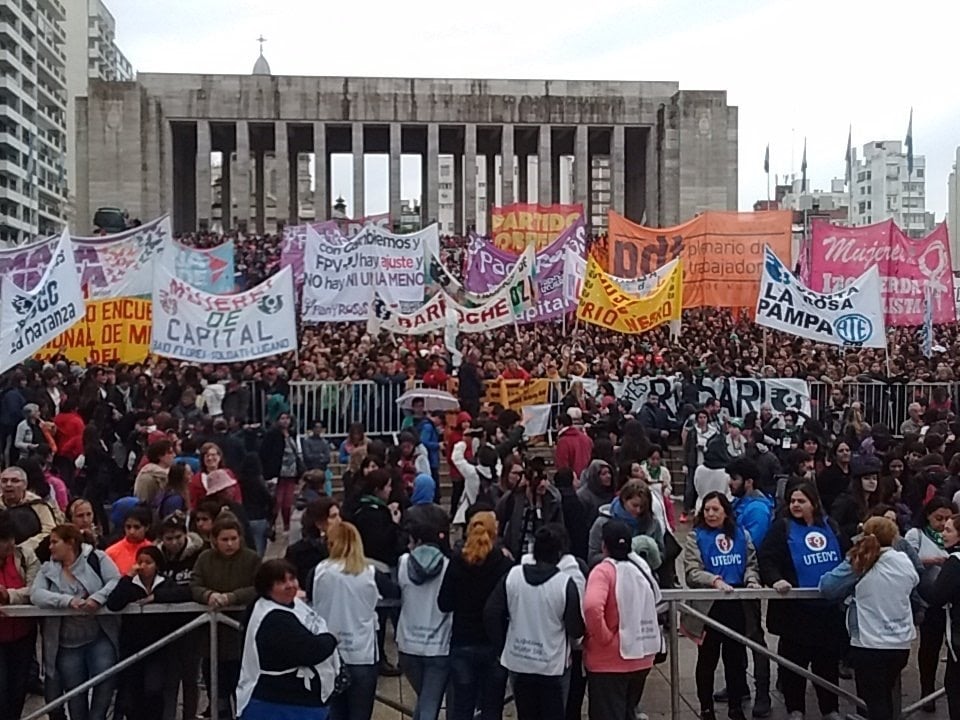  Como sucedió en Mar del Plata, por culpa de unas pocas, se empañó el cierre del Encuentro Nacional de Mujeres en Rosario. Hubo incidentes y represión policial. Un clásico ya en este tipo de encuentros. 