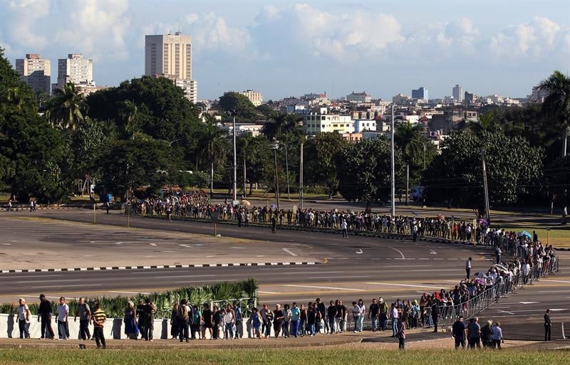 Miles de personas hacen fila para rendir homenaje a Fidel Castro en la Plaza de la Revolución. Foto: EFE/Alejandro Ernesto.