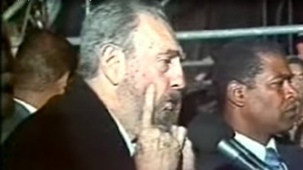 Fidel tuvo que salir afuera y "revolucionó" Recoleta. Ante miles y miles dió cátedra en la Facultad de Derecho de Buenos Aires el 26 de mayo de 2003. "El Che era un excelente economista", recordó esa noche Castro.  