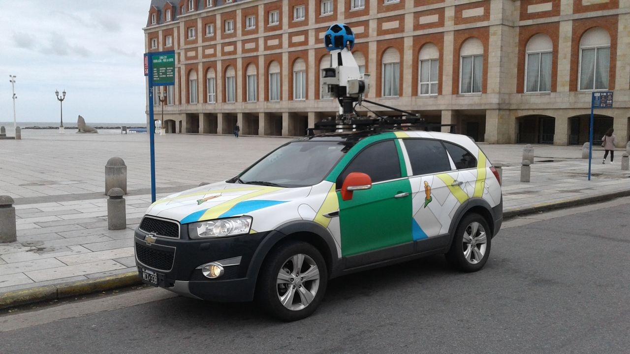 El móvil de Google recorriendo las calles marplatenses, sumando imágenes locales para Street View en Google Maps y Google Earth. 