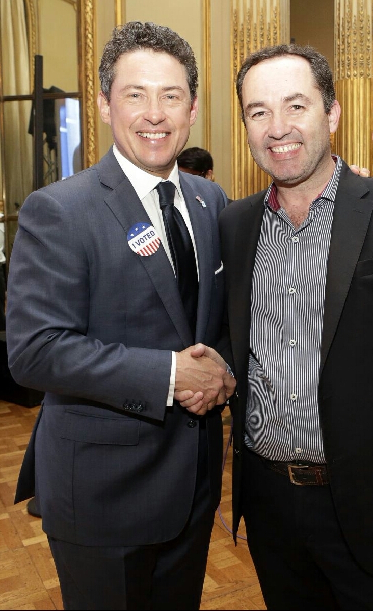 El concejal Lucas Fiorini, junto al embajador de Estados Unidos en la Argentina, Noah Mamet, el día de las elecciones que coronaron a Donald Trump como sucesor de Barack Obama.
