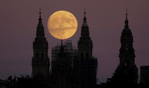 Una vista de la superluna en Santiago de Compostela.