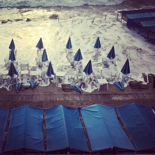 Una imagen de la semana pasada en Perla Norte, evidencia la marea pasando toda la línea de sombrillas de un balneario. Foto Aporte: Guillermina Secuelo. 