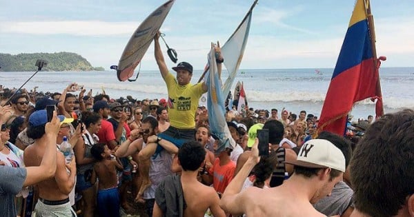 Lele Usuna, en su coronación en Costa Rica. Fue campeón ISA, como en el 2014.