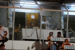 Jorge Gracián en la cabina de Atlántica. Está cerca de los 40 años en el fútbol de verano. Hizo tele, Voz del Estadio y radio.  