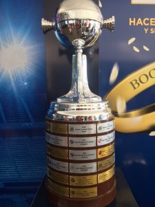La Copa Libertadores Boca no la juega pero la trae a Mar del Plata. La muestra en su conscripción de socios. La ganó seis veces.