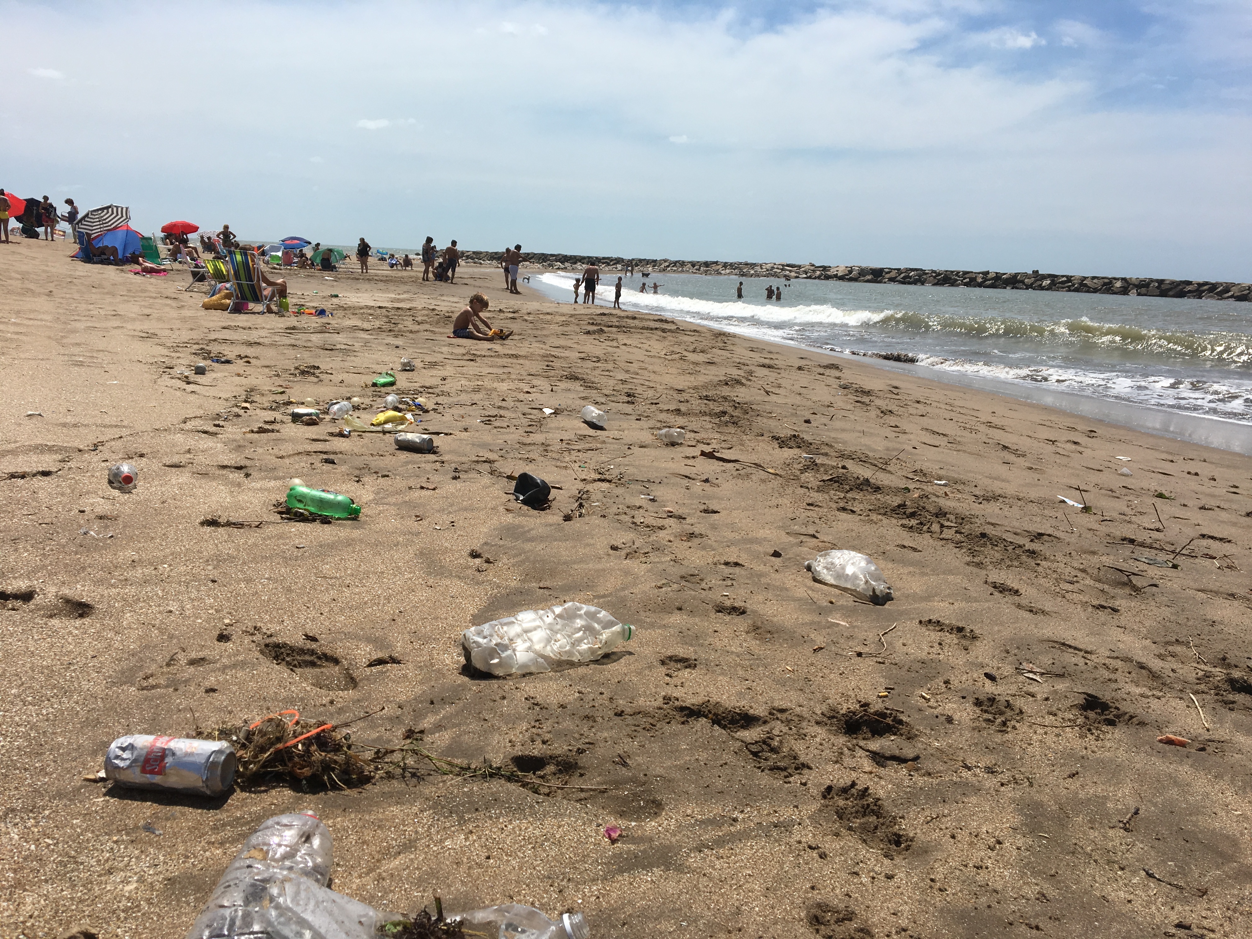  Así lucía una de las playas de Constitución, donde se acumulan todos los desperdicios que llegan a través del desagüe. Una historia repetida. 