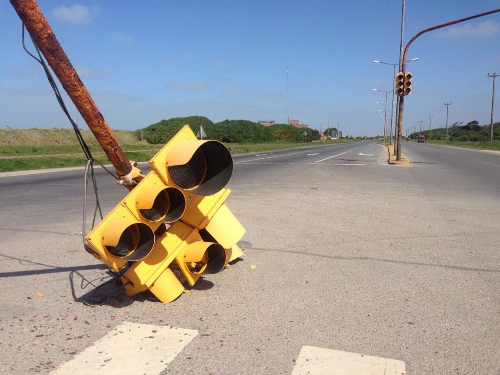 El semáforo de ingreso a Félix U.Camet se desplomó hace 4 meses y nunca fue reemplazado. 