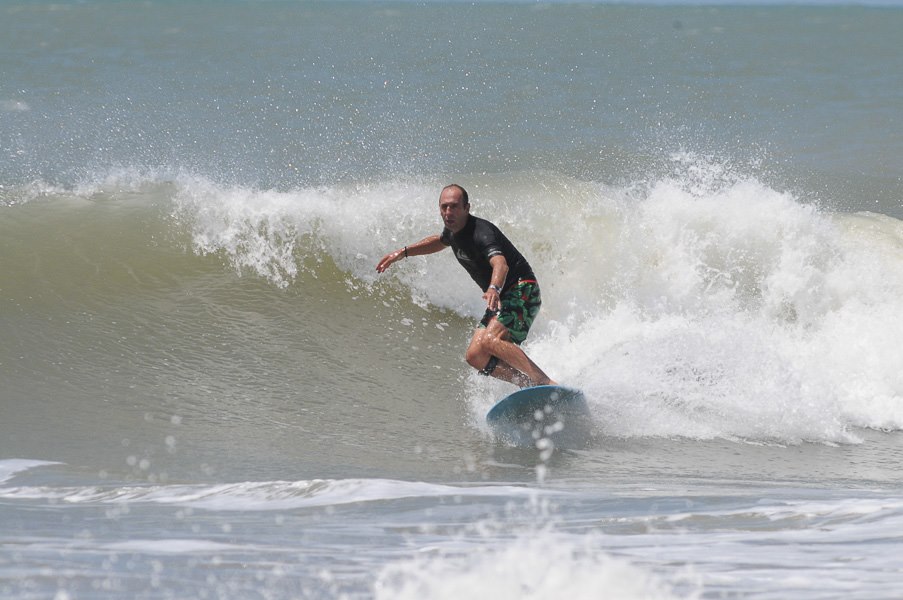 Fernando Aguerre no participó del torneo, pero se metió para agarrar unas olitas. “El surf sana”, dijo.