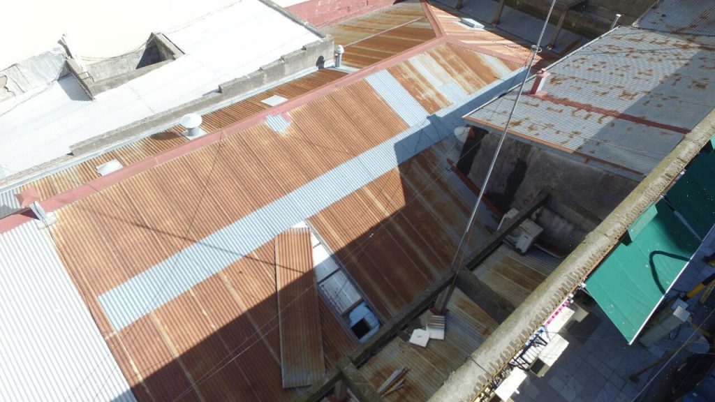 Los ladrones accedieron al techo del local a través de una obra en construcción. Foto: @dronmardelplata. 