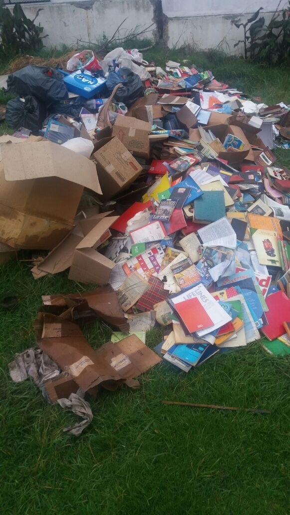 Indignante. Libros tirados por una funcionaria municipal. ¿Quién lo hizo?Viviana Araujo, funcionaria de Desarrollo Social, en un centro de El Martillo