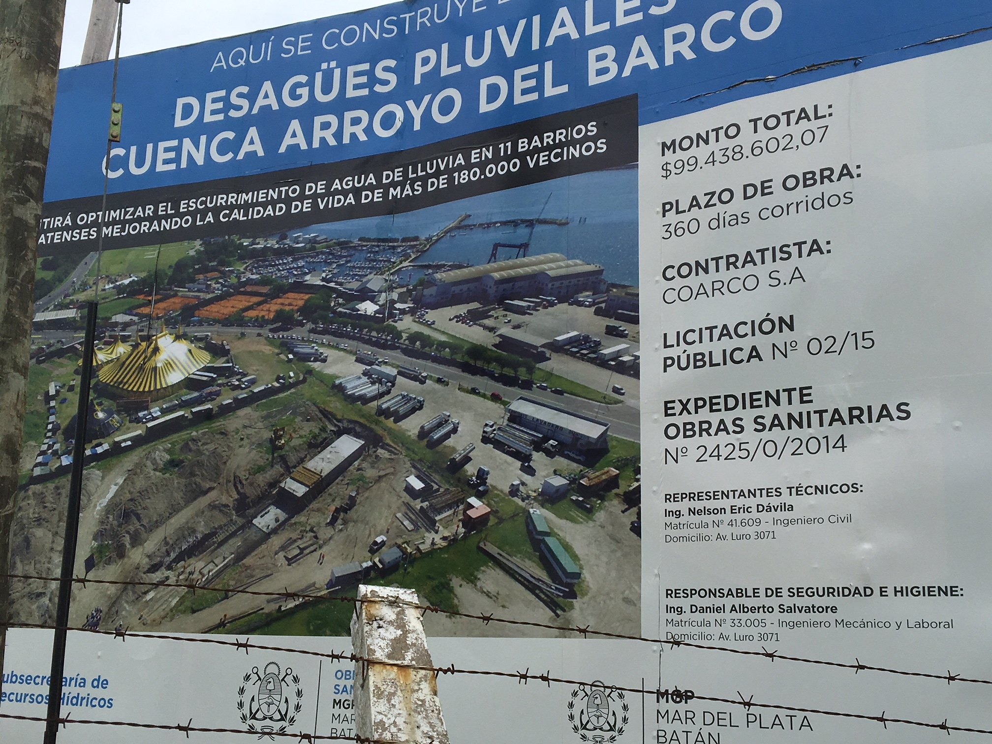 En la Manzana de los Circos el cartel anuncia la realización de la obra del Arroyo del Barco, que está paralizada por un conflicto con los silos.