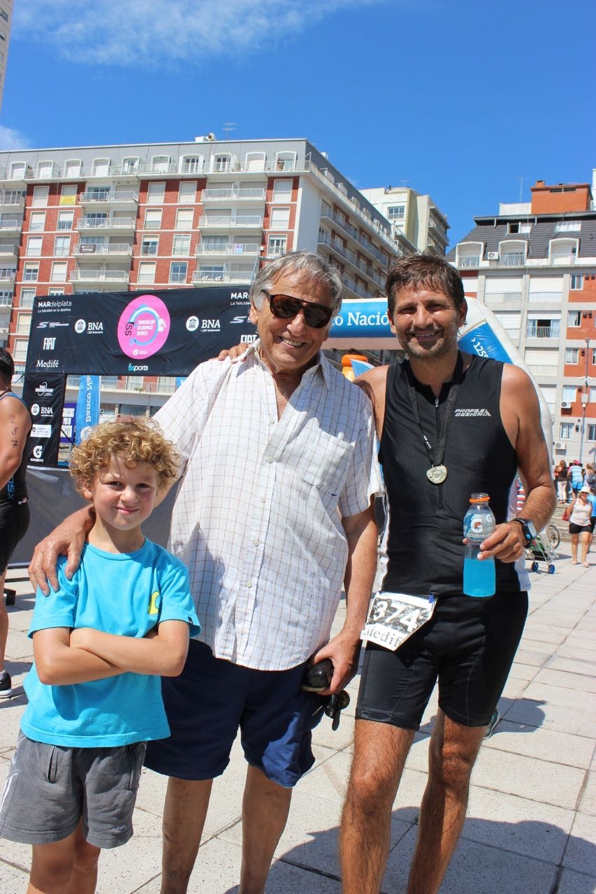 Su hijo Mateo y su padre "Cholo", recibieron a Ariel Ciano tras el extenuante triatlón. El ex presidente del Concejo "entrena" para la campaña que se viene. 
