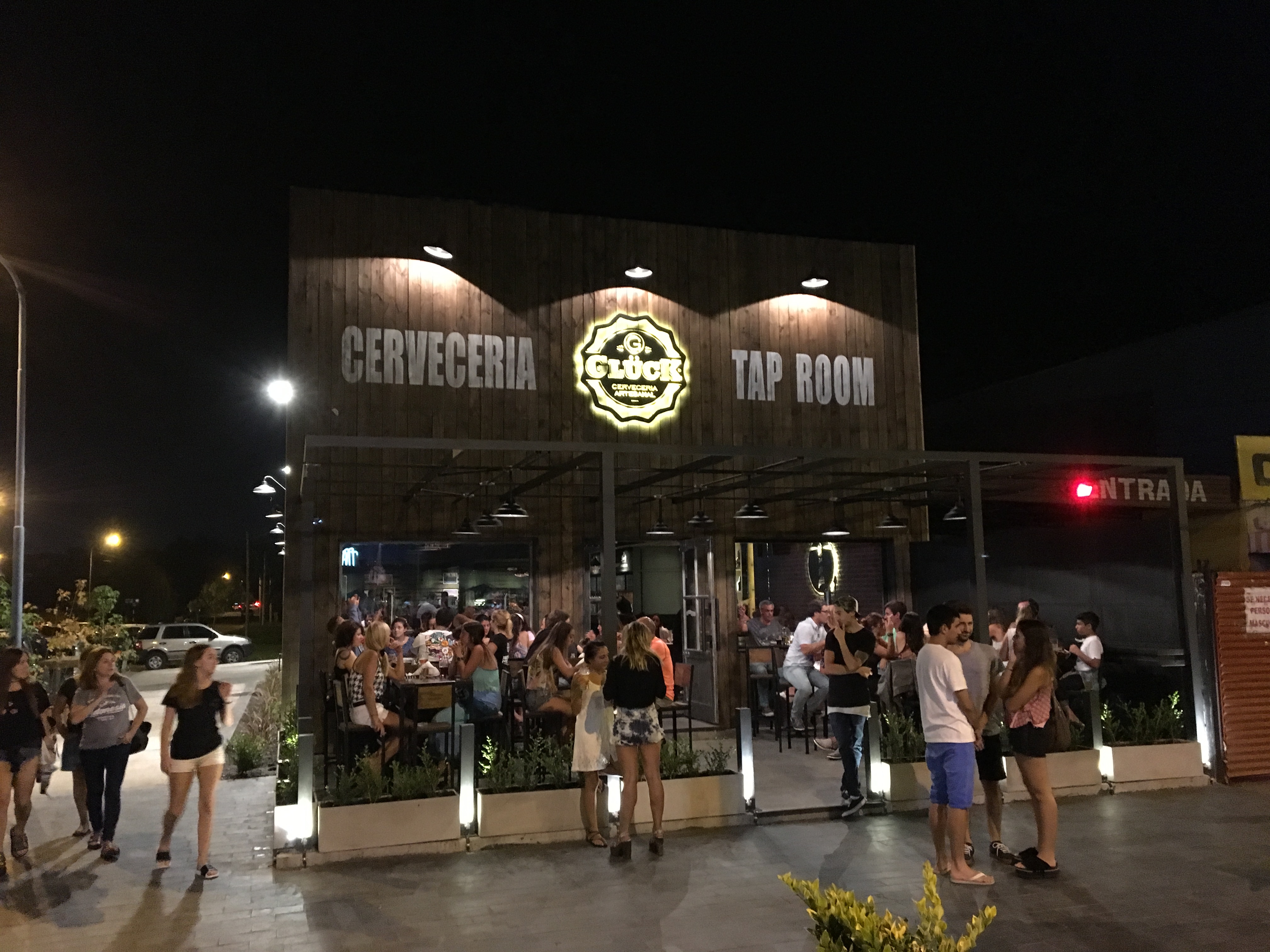Una nueva cervecería se abrió en la avenida Constitución. En cien metros hay cinco locales para disfrutar de una buena cerveza artesanal.