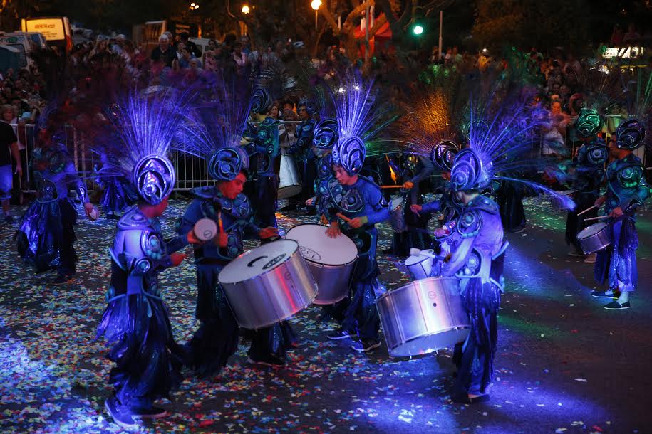 También en la zona de la plaza Rocha se festejó el Carnaval, con el Corso Central y la participación de murgas y comparsas de Mar del Plata.