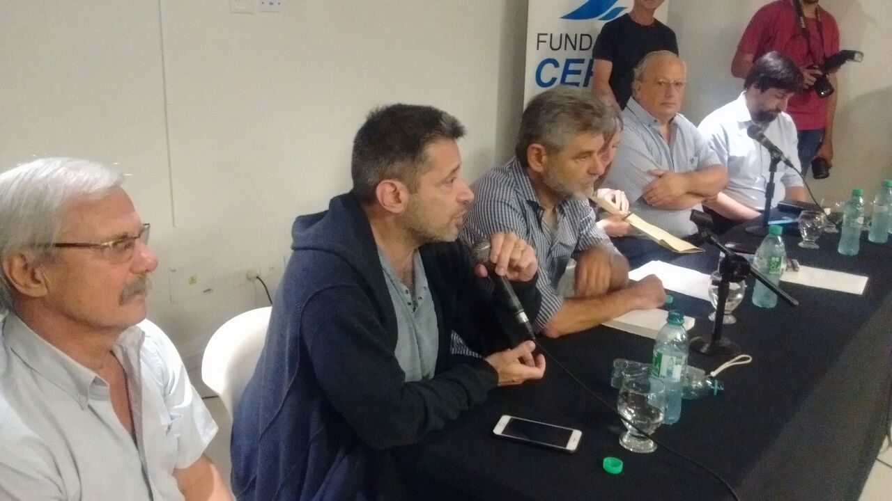 El ex ministro de Educación de la Nación, Daniel Filmus, junto al titular del gremio de los porteros, Víctor Santa María, en Mar del Plata. 