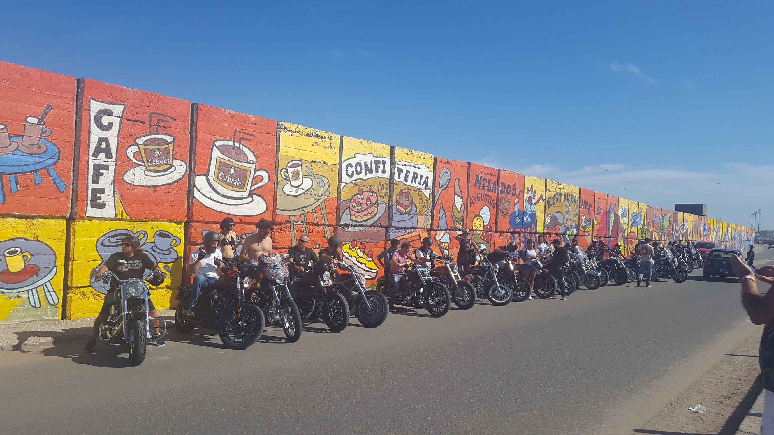 Con el mural de la escollera Sur como telón -uno de los más grandes del mundo- los amigos de las Harley Davidson se llevaron la foto de recuerdo