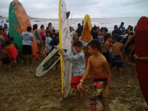 Los chicos de la "Escuelita de surf para todas y todos", que hoy desde las 14 sigue en Sagastizabal y la Costa, con la organización de La Cámpora, iniciativa del grupo de trabajo de la concejala Marina Santoro.   