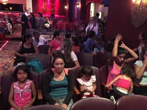 Los chicos del comedor Ayelén fueron al teatro gracias a la Peña Mouzo. 