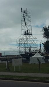 El armado de la torre donde el sábado se realizará la competencia.