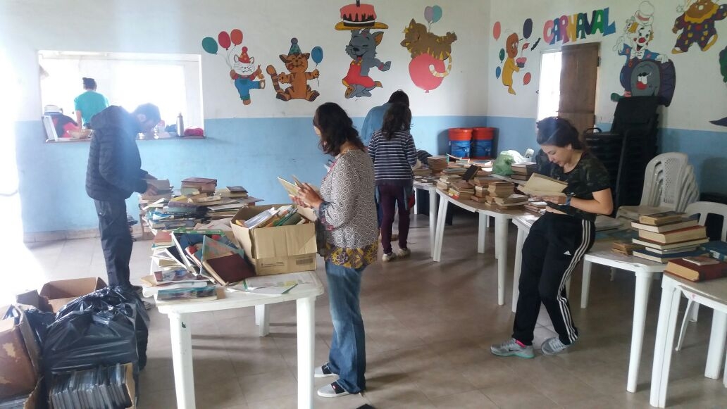Los vecinos de El Martillo, en la sede de Coronel Vidal al 2600, trabajando en la recuperación de los libros que habían sido tirados por una funcionaria municipal.