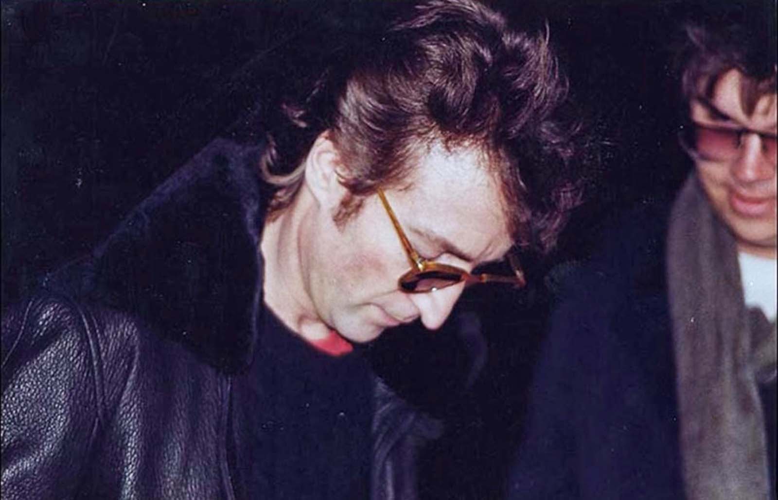 Lennon le firma un autógrafo a Chapman, quien se convertiría en su asesino. Foto: Rare Historical Photos.