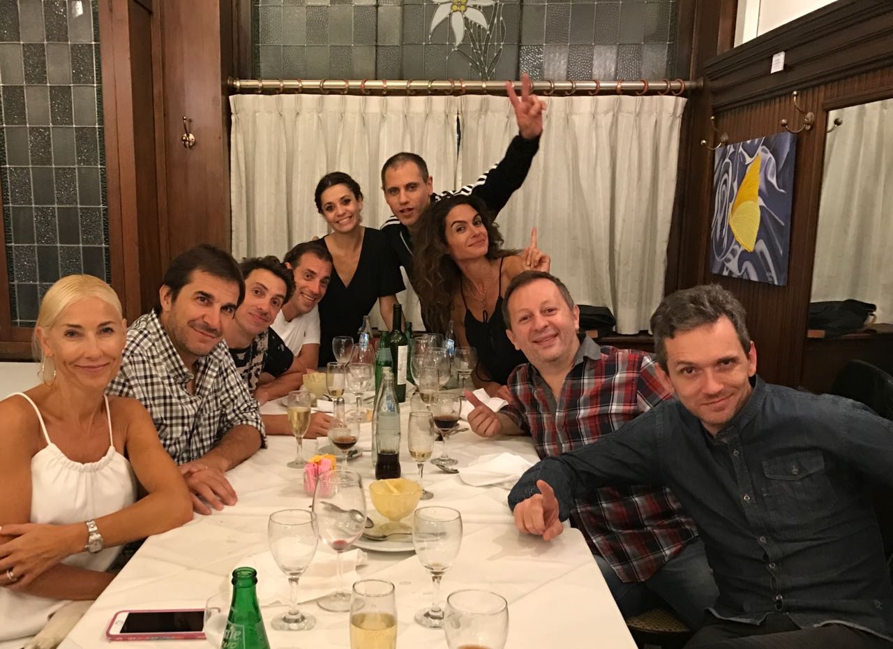 El elenco de la obra "Como el culo", junto al productor Javier Faroni. Confirmada presencia en la próxima temporada marplatense. 