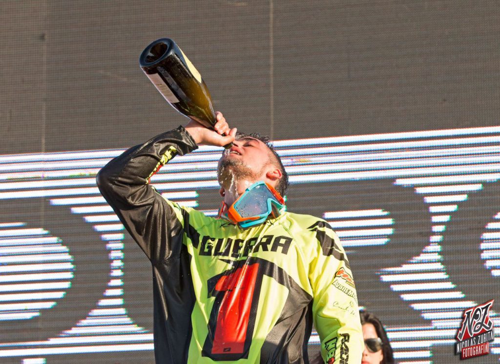 El joven marplatense celebra bañándose en champán en lo más alto del podio de la emblemática competencia. (Foto NZ)