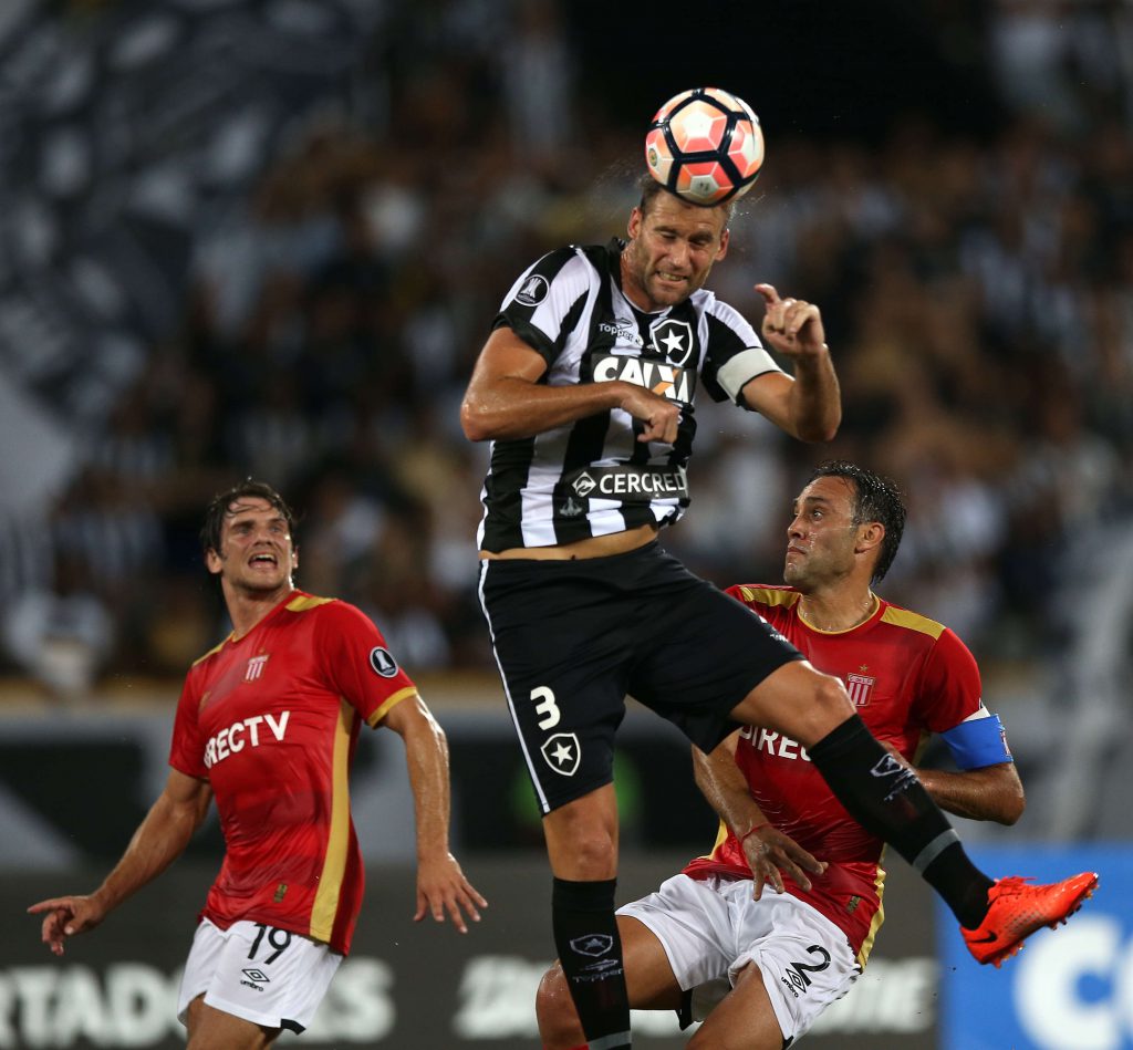 El marplatense Joel Carli ganando de arriba para el Botafogo.