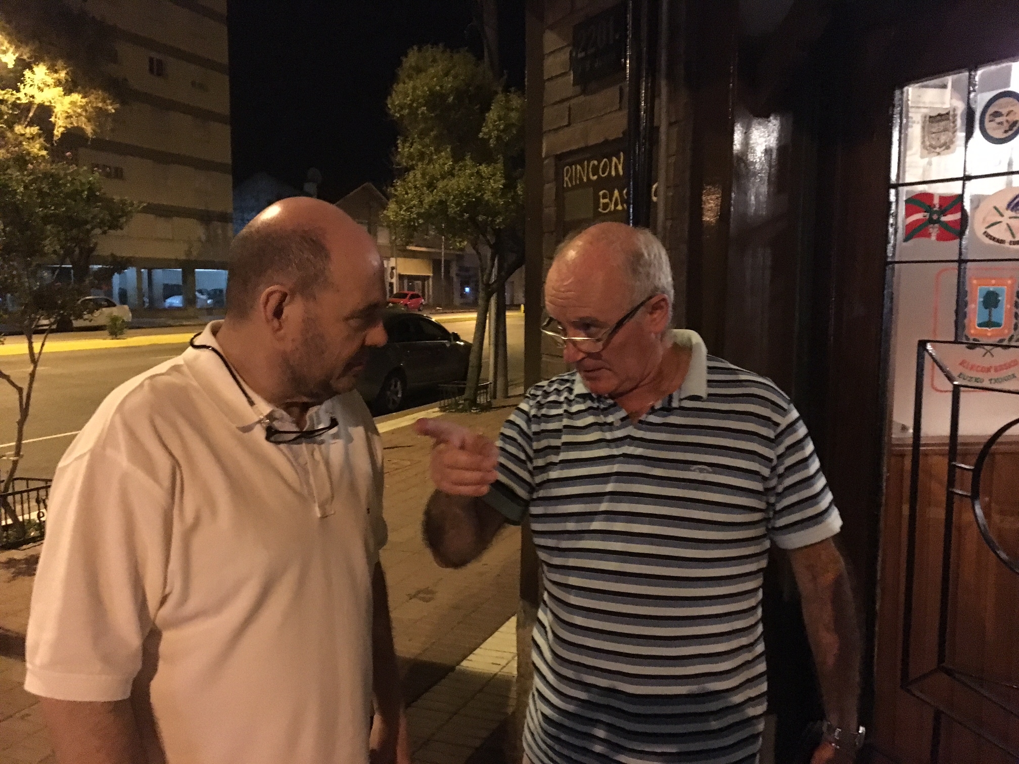 El productor teatral Carlos Rottemberg se interiorizó por la historia de los restaurantes de la avenida Juan B. Justo, con Juan Martín "el vasco" Azarloza.