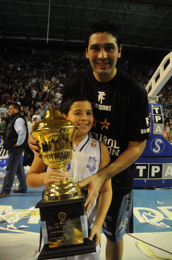 Leo y Pepo con la Copa, durante los festejos por el título de Liga conseguido en mayo de 2010 ante Atenas. El tiempo pasa...