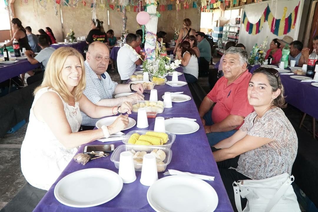  El intendente Arroyo junto a la delegada de la Sierra de los Padres, su flamante secretaria y uno de los organizadores del carnaval boliviano. 