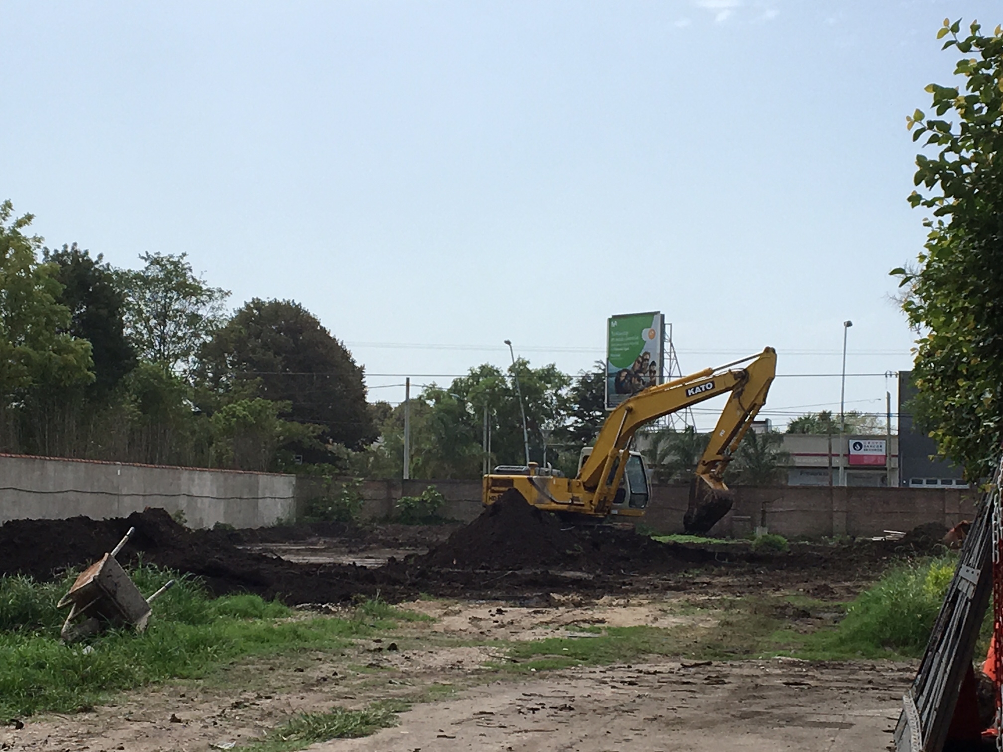 Las palas mecánicas trabajando en el nuevo shopping de la avenida Constitución. 