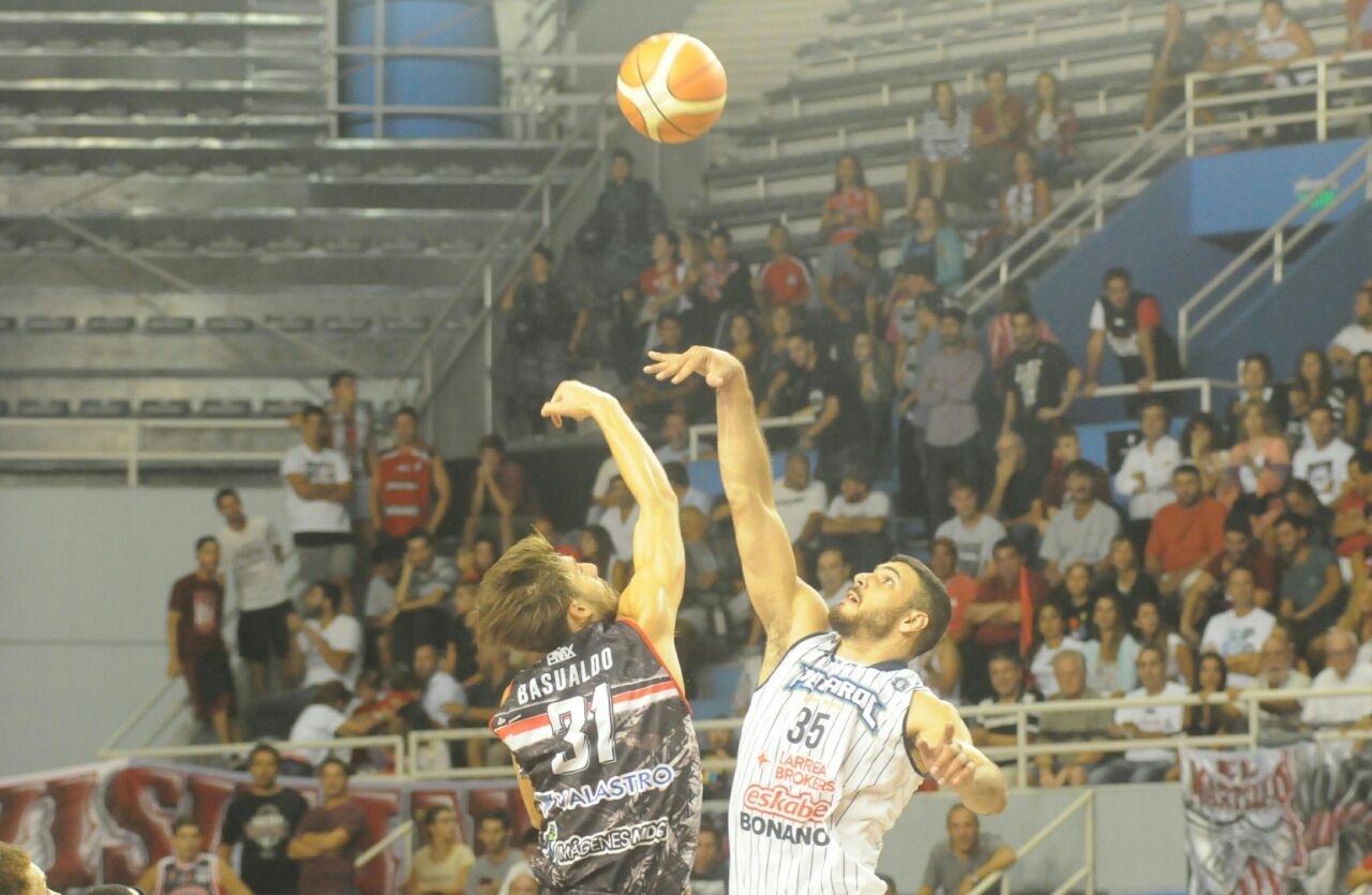 Se jugó un nuevo superclásico del básquetbol entre Quilmes y Peñarol. Pero sigue el temor por la presencia de un grupo de inadaptados de ambas instituciones.