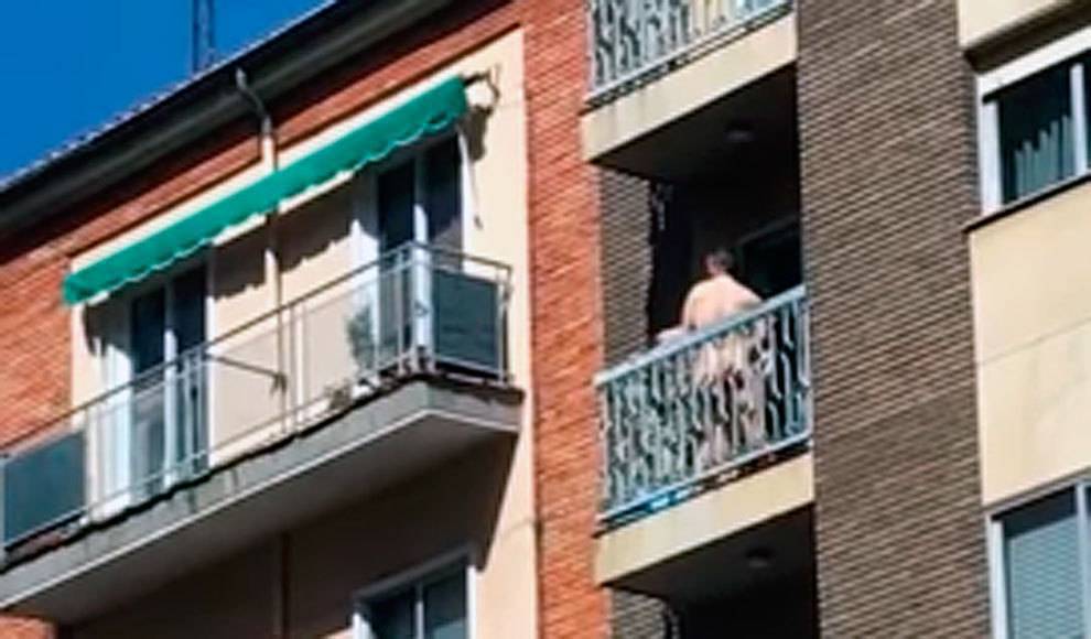 Студенты удивили соседей занимаясь сексом с открытыми шторами