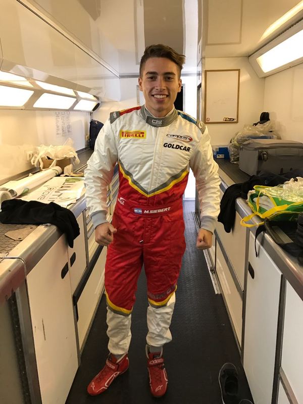 Marcos Siebert en un alto de los ensayos de la GP3 en Estoril.