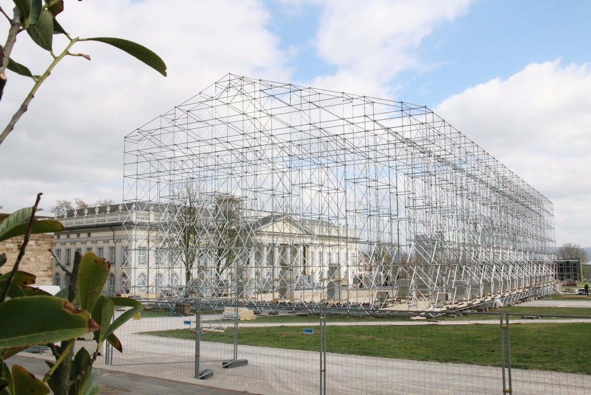 La estructura del Partenón de Libros en Kassel, obra de Minujín.