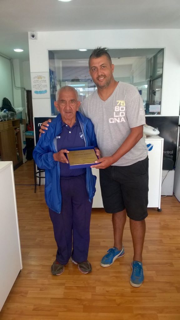 Jorge Valverde le entrega una plaqueta al “Negro San Martín”, un símbolo de Alvarado. Los jugadores que emprendieron la acción solidaria para el Hospital Materno Infantil no quisieron olvidarse de nadie.