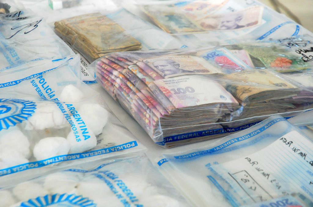 Parte de la droga y el dinero secuestrada durante los operativos.