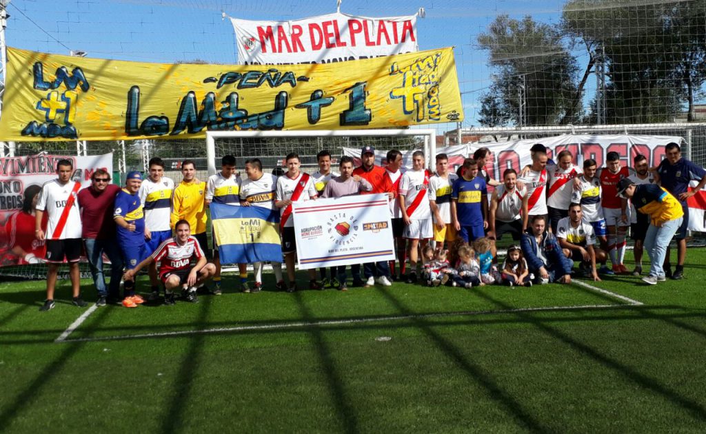 Confraternidad y fútbol entre las Peñas "La Mitad + 1 Mdq" y "la Agrupación Mono Burgos". 