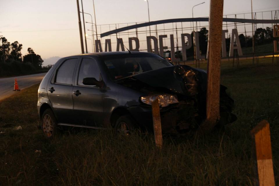 Un conductor herido tras despistarse y chocar contra un poste en la ...